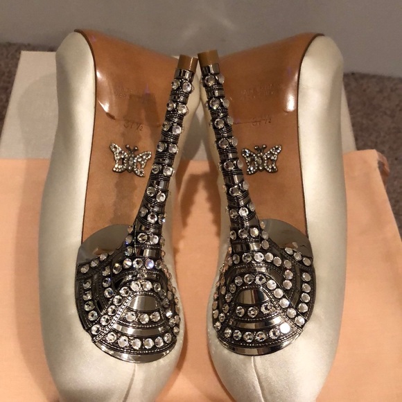 Brand new Aruna Seth satin ivory heels - Picture 5 of 5